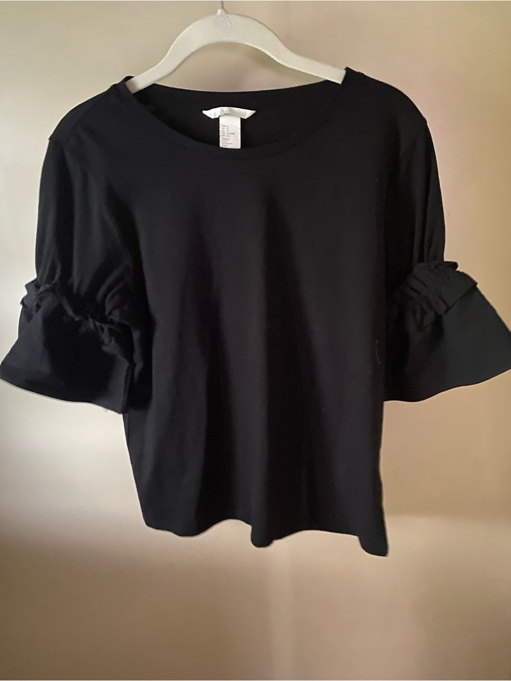 New with tag H&M Black Ruffle Sleeve Tee